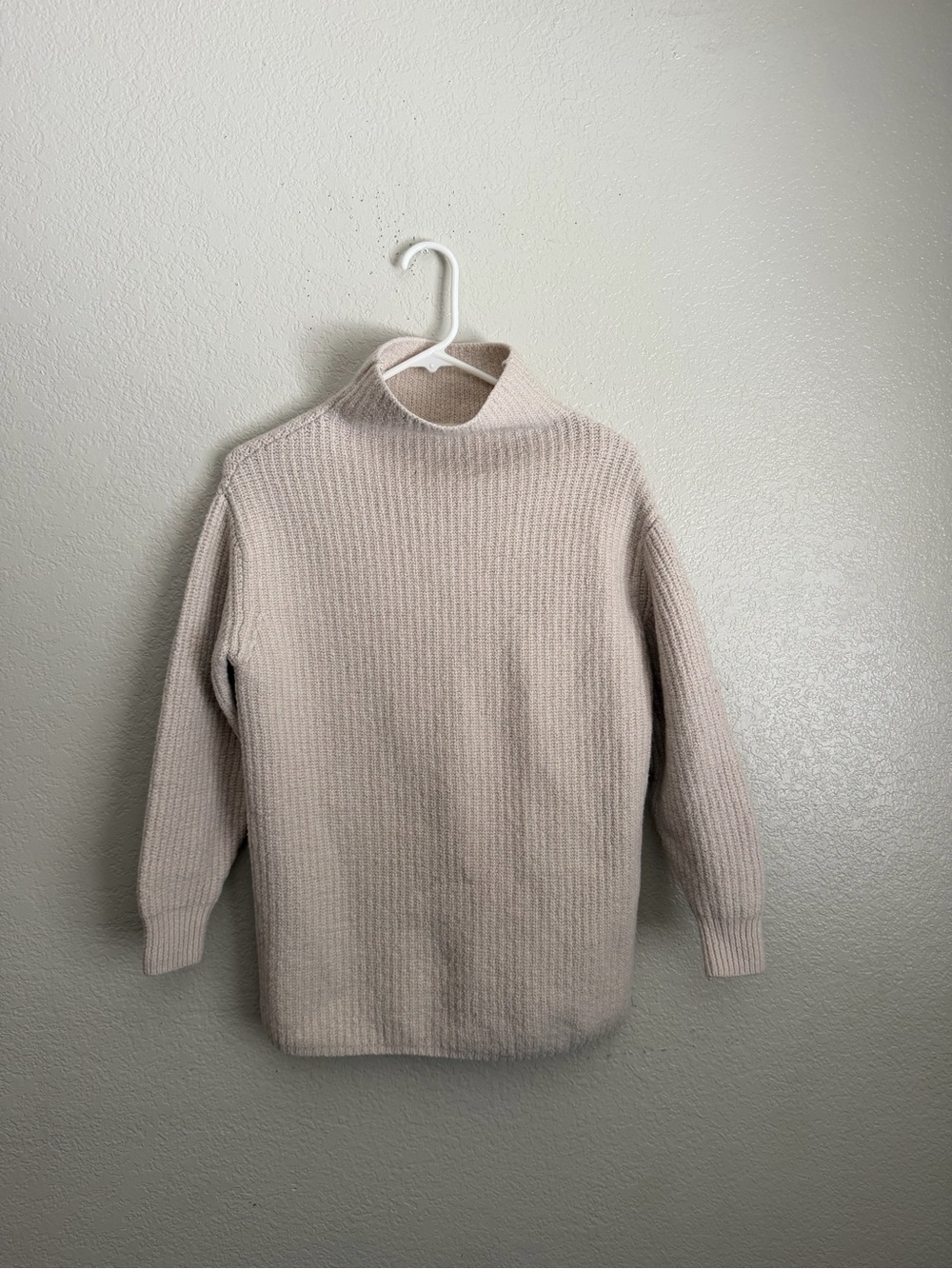 Aritzia Wilfred women’s cream sweater size XS